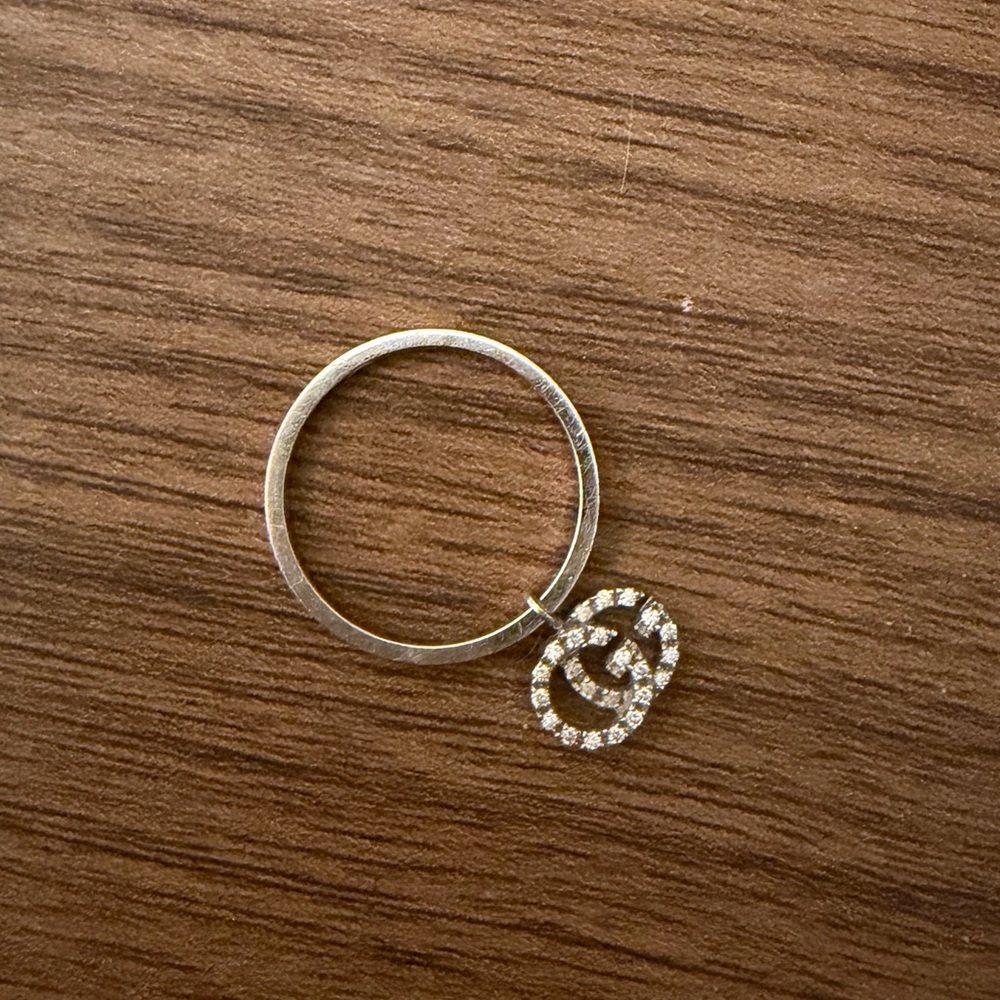 gucci authentic fine jewelry 18k white gold and diamond ring